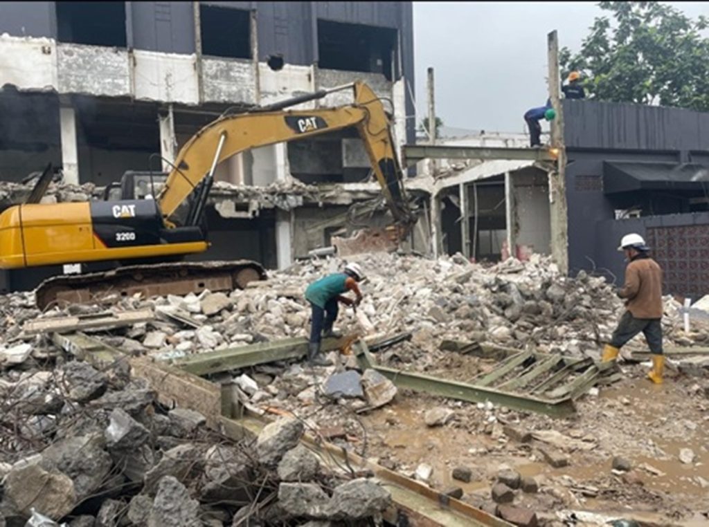 Jasa Pembongkaran Bangunan 
Mengunakan alat berat excavator

