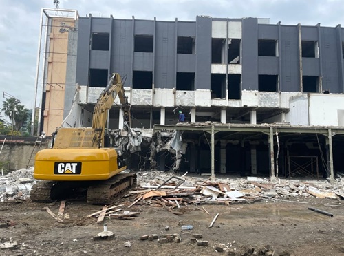 Jasa Bongkar Bangunan Depok Mengunakan Excavator