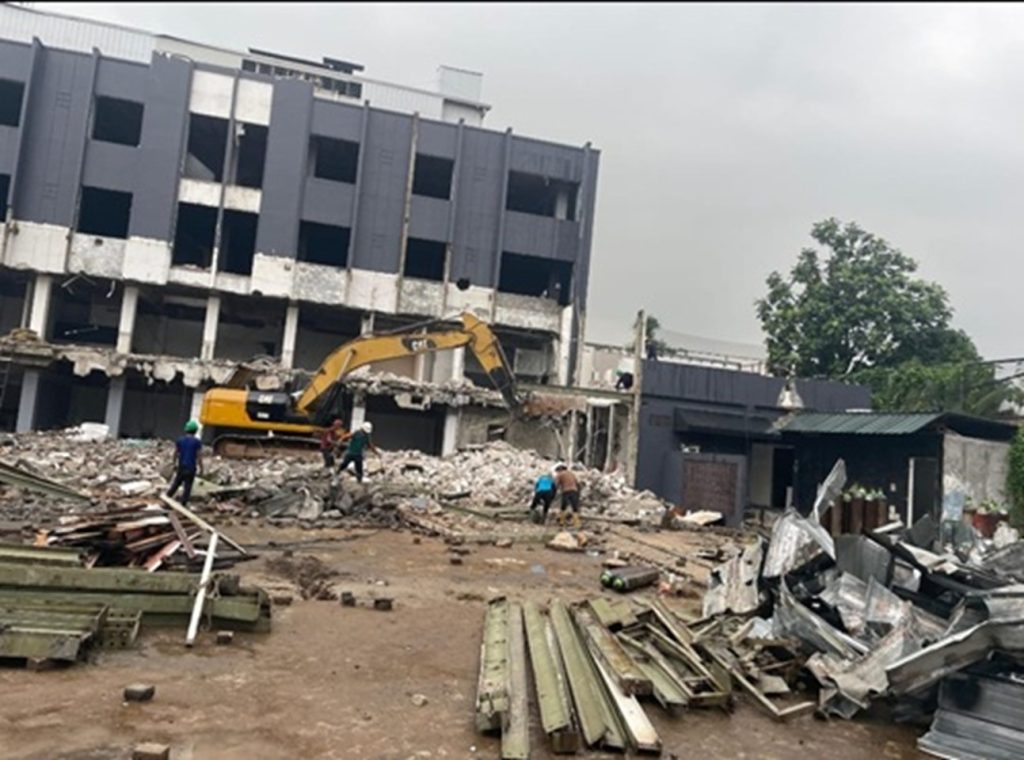 Jasa Bongkar Gedung mengunakan excavator breker